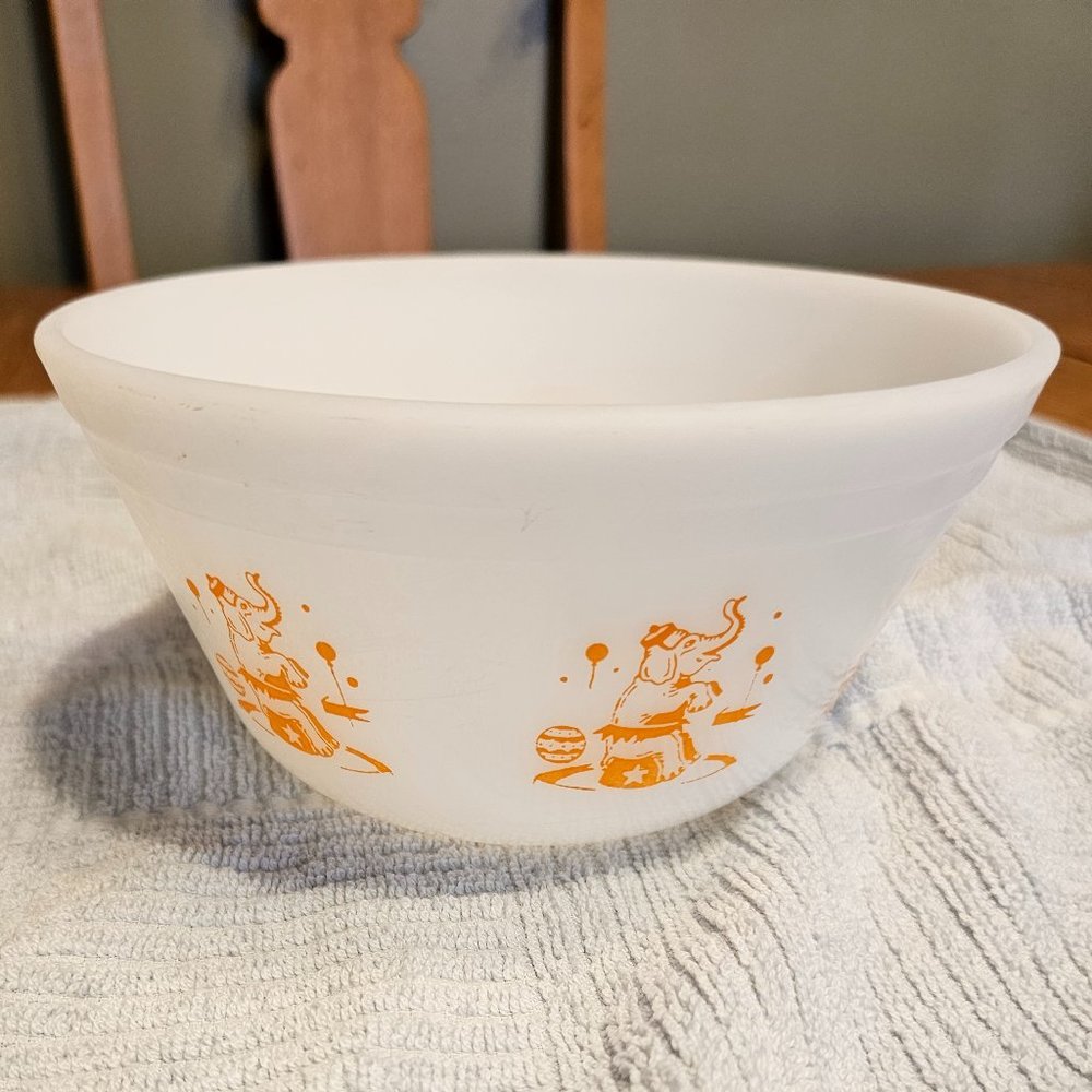 Federal Glass Mixing Bowl - Circus Elephant